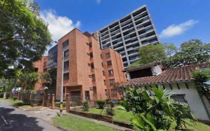Edificios residenciales y viviendas tradicionales en un sector del barrio Patio Bonito, en la comuna 14 El Poblado de Medellín. Fotografía de referencia tomada de FincaRaíz.com.co.