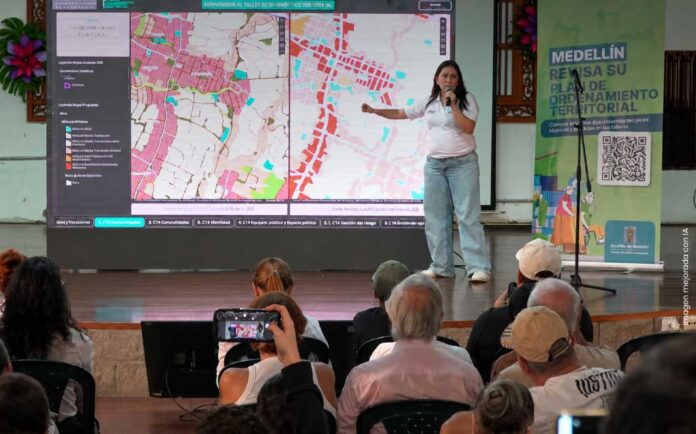 Comunidad de El Poblado participa en un encuentro sobre la revisión del POT de Medellín y las mixturas del suelo.
