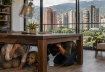 ¿Vive en un edificio alto de El Poblado? Mitos y verdades para que el próximo sismo no lo coja sin saber qué hacer Personas se protegen debajo de una mesa durante un sismo en un edificio alto de El Poblado, Medellín.