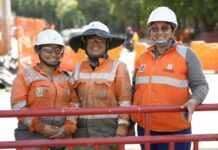 Metro de la 80 tendrá cerca de 60 vacantes: conozca los perfiles y cómo postularse Tres mujeres trabajadoras con casco y elementos de seguridad en una obra de infraestructura en Medellín.