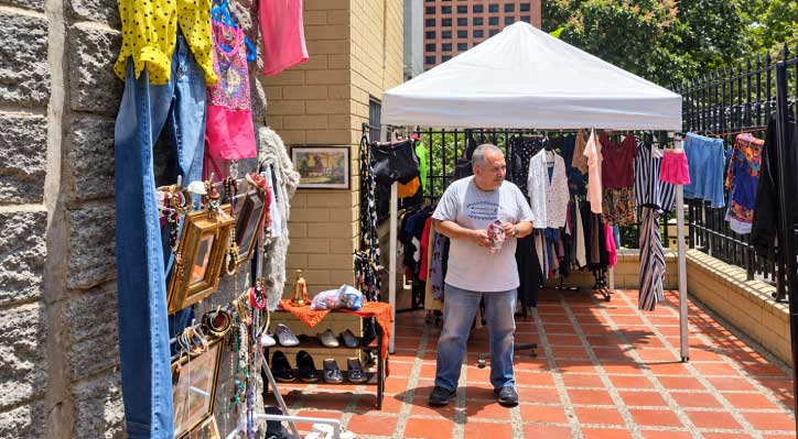 Bazar de artículos de segunda mano organizado por la JAC Manila en El Poblado