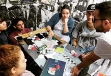 “¿Por qué no me entienden en mi casa?”: una conversación que invita a escucharnos a tiempo Sebastián Montoya conversa con un grupo de jóvenes universitarios durante un espacio de diálogo y escucha sobre salud mental.