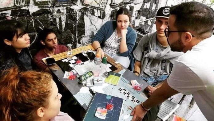 Sebastián Montoya conversa con un grupo de jóvenes universitarios durante un espacio de diálogo y escucha sobre salud mental.