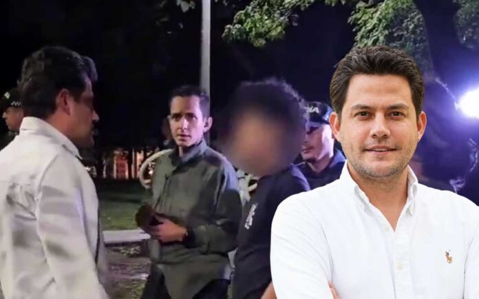 Manuel Villa frente a un joven con el rostro difuminado, acompañado de policías durante una intervención nocturna en Medellín.