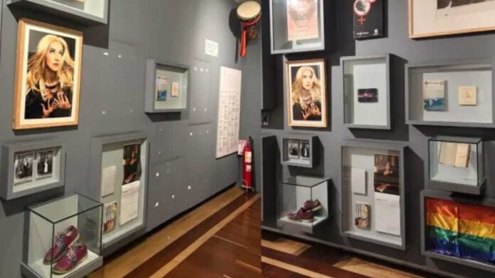 Comparación de una sala del Museo Nacional con espacios vacíos y piezas expuestas, entre ellas una bandera LGBTIQ+.